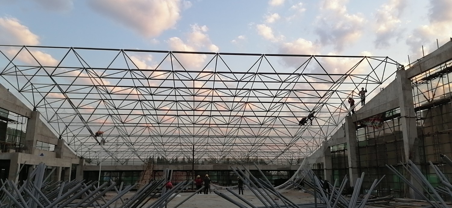 山東華中重鋼工程案例——安慶市十四中學遷址新建工程風雨操場鋼結構工程