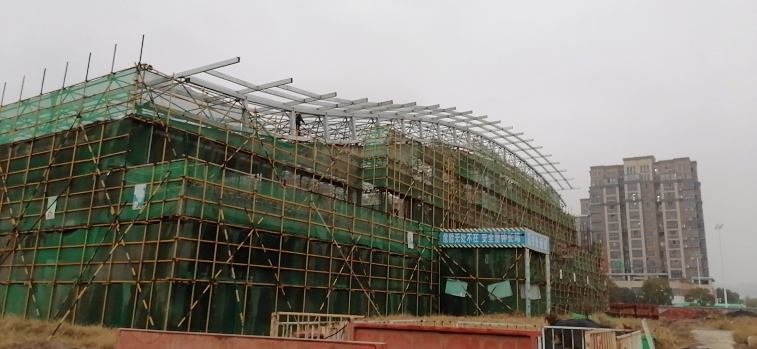 山東華中重鋼工程案例——安慶市十四中學遷址新建工程風雨操場鋼結構工程""/